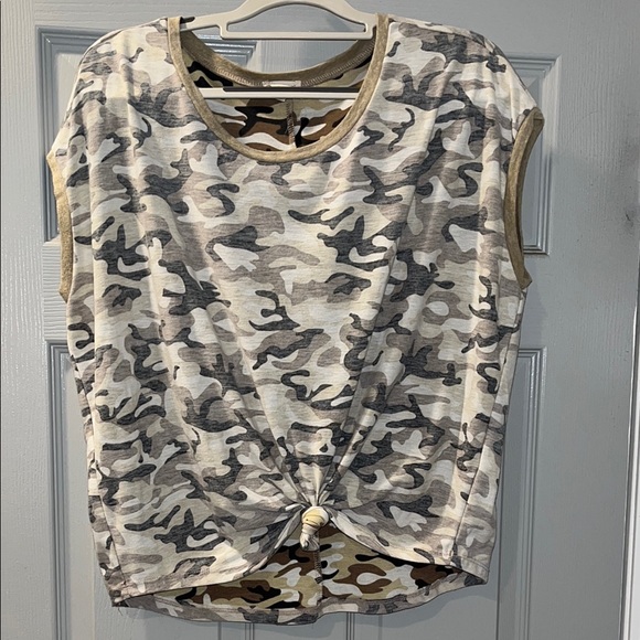 Hem & Thread Camouflage Knot-Front Women's Tee - Picture 1 of 10